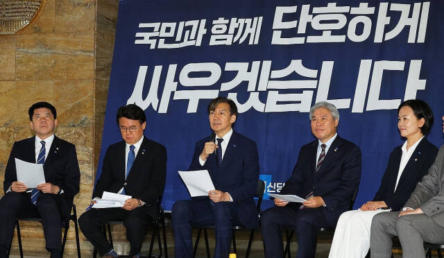 조국혁신당 조국 대표가 5일 국회 로텐더홀에서 열린 최고위원회의에서 발언하고 있다. 연합뉴스