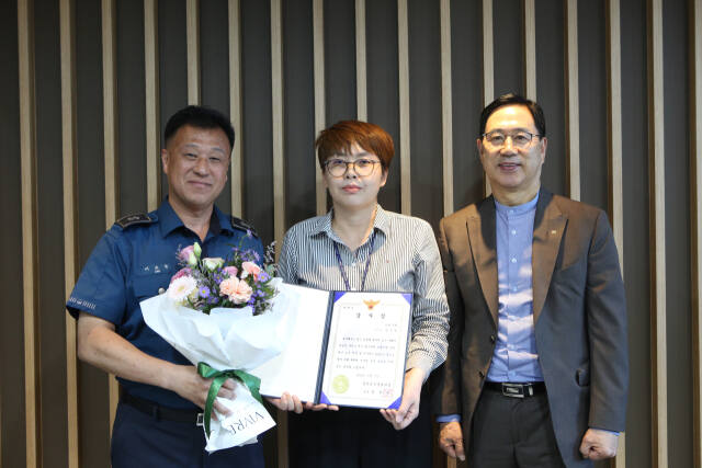 지난 3일 모현농협 본점에서 (왼쪽부터) 이교승 모현파출소장, 모현농협 직원 A씨, 최경춘 모현농협 조합장이 감사장 전달식을 진행한 뒤 기념촬영을 하고 있다. 용인동부경찰서 제공