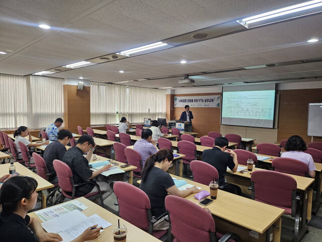 지난 5일 인천상공회의소 3층 교육장에서 이뤄진 ‘사후검증 대응을 위한 FTA 원산지관리 실무교육’. 참석자들의 관세사 설명을 듣고 있다. 인천상의 제