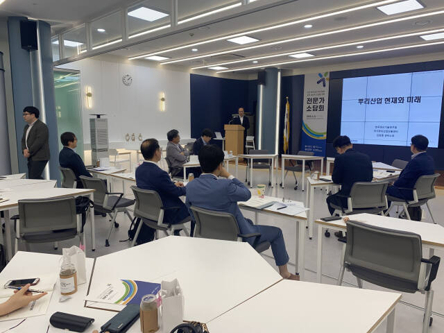 지난 5일 인천 신중년아지트에서 열린 뿌리산업 지속가능 성장 생태계 조성을 위한 소담회. 참석자들의 자유로운 자신의 의견을 전하고 있다. 인천상의 제공