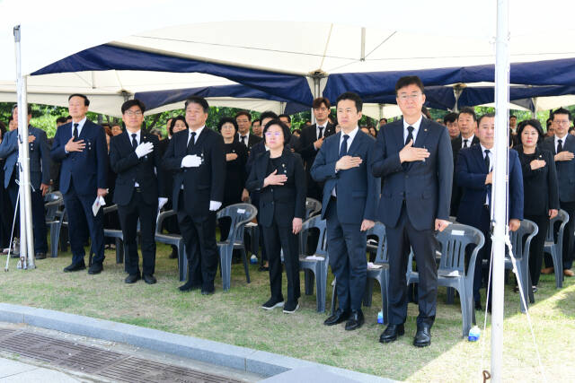 안산시는 6일 제69회 현충일을 맞아 현충탑에서 추념식을 갖고 순국 선열과 호국영령의 숭고한 희생정신을 기렸다. 안산시 제공