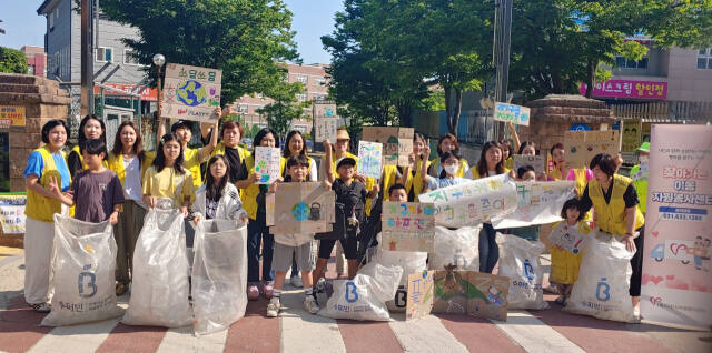 5일 이천 한내초교 환경 사랑 캠페인에 학생들과 학부모들이 함께 참여해 쓰레기 줍기 등의 활동을 펼쳤다. 한내초 제공