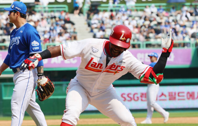 6일 인천 SSG랜더스필드에서 열린 2024 KBO리그 삼성 라이온즈와의 경기서 SSG 랜더스 외국인 타자 에레디아가 3회말 2사 3루 상황서 적시타를 친 뒤 1루에서 세리머니를 펼치고 있다.연합뉴스