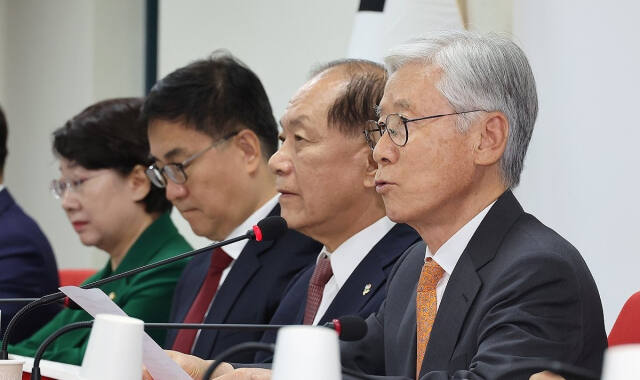 여상규 당헌당규개정 특위위원장(오른쪽)이 지난 4일 오전 서울 여의도 당사에서 열린 당헌당규개정특위 임명장 수여식 및 1차 회의에 참석해 발언하고 있다. 연합뉴스