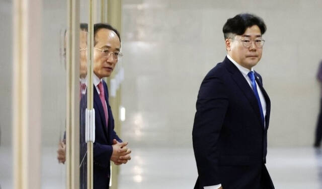 국민의힘 추경호 원내대표(왼쪽)와 더불어민주당 박찬대 원내대표가 지난 5일 오전 서울 여의도 국회 운영위원장실에서 원 구성 등 22대 국회 개원 관련 협상을 한 뒤 나오고 있다. 연합뉴스