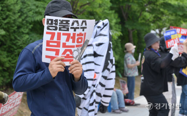 이화영 전 경기도 평화부지사 1심 선고를 앞두고 양쪽 맞불 집회[포토뉴스]
