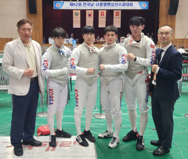 제62회 전국남녀종별펜싱선수권대회 남자 일반부 플뢰레 단체전서 3년 만에 정상을 되찾으며 시즌 2관왕을 차지한 화성시청 선수단.화성시청 제공