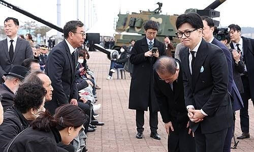 지난 3월 22일 경기도 평택 소재 해군 제2함대사령부에서 거행된 제9회 서해수호의날 기념식에서 국민의힘 한동훈 당시 비상대책위원장이 행사 시작에 앞서 참석자와 인사하고 있다. 연합뉴스