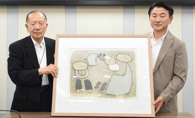 김동근 시장(오른쪽)이 김동호 백영수미술관 이사장으로부터 작품을 전달받은 뒤 기념촬영하고 있다. 의정부시 제공