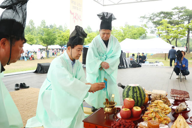 제21회 의왕단오축제가 의왕시 왕송호수공원 일대에서 개최됐다. 초헌관(첫잔을 올리는 제관)으로 참여한 김성제 의왕시장이 시민의 안녕을 기원하는 배례를 하고 있다. 의왕시 제공