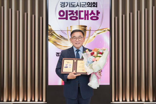 7일 오후 수원컨벤션센터에서 열린 ‘경기도시군의회의장협의회 의정대상 및 지방의정봉사상 수여식’에서 윤원균 용인특례시의회 의장이 특별공로패를 수상한 뒤 기념촬영을 하고 있다. 용인특례시의회 제공