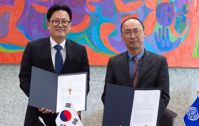금철완 경기도 노동국장(왼쪽)이 7일(현지시각) 스위스 제네바 ILO 본부에서 ‘청년, 노동정책 지식공유와 교류 촉진’을 위한 양해각서를 체결한 뒤 기념촬영하고 있다. 경기도 제공