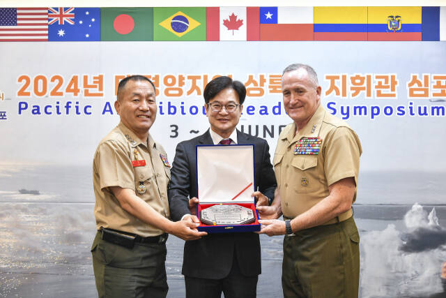 김병수 김포시장(가운데)이 김계환 해병대 사령관(왼쪽)과 윌리엄 M. 저니 미국 태평양 해병대 사령관으로부터 참가국 간 교류협력에 기여한 공로로 감사패를 받고 있다. 김포시 제공