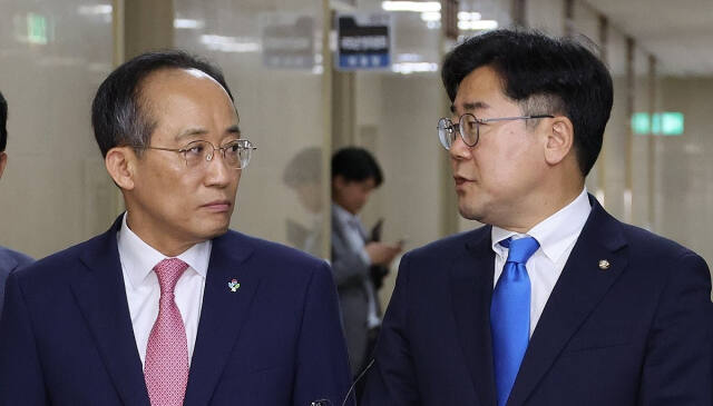 국민의힘 추경호 원내대표(왼쪽)와 더불어민주당 박찬대 원내대표가 5일 오전 서울 여의도 국회 운영위원장실에서 원 구성 등 22대 국회 개원 관련 협상을 한 뒤 기자들에게 협상 결과를 설명하고 있다. 연합뉴스