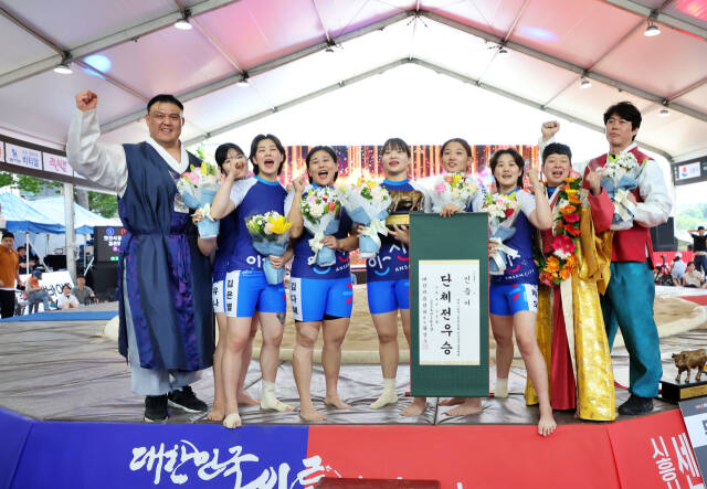 2024 강릉단오장사씨름대회 여자부 단체전서 시즌 3관왕에 오른 안산시청 선수단. 오른쪽 두번째가 국화장사 이재하.대한씨름협회 제공