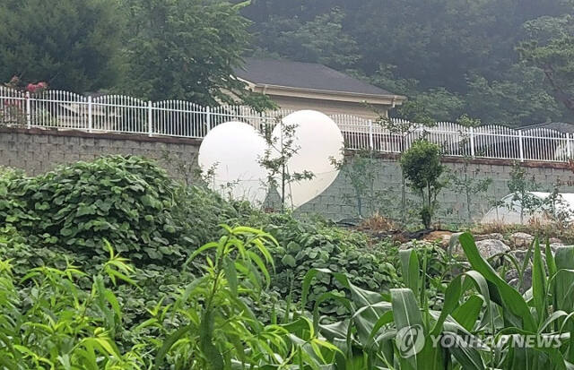 9일 오전 이천시 신둔면 인후리의 밭에 북한이 부양한 대남 오물 풍선이 떨어져 있다. 연합뉴스
