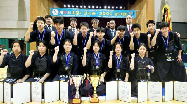제33회 회장기 전국중·고검도대회에서 남고부 단체전 우승과 여고부 준우승을 차지한 과천고 선수단이 시상식 후 기념촬영을 하고 있다.과천고 제공
