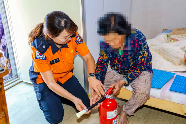 의왕소방서가 재난에 취약한 어르신 가정을 대상으로 ‘어르신 안전하우스’를 진행해 호응을 얻고 있다. 의왕소방서 제공