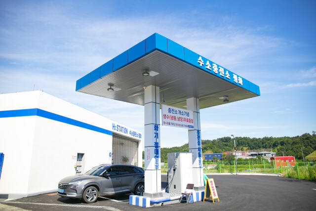 평택시는 반도체·수소 등 지역 특화 산업과 미래차 산업을 연계한다는 전략이다. 사진은 평택 현덕면에 위치한 수소충전소. 평택시 제공