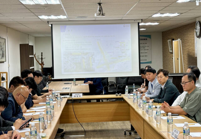 하남시의회 정병용 자치행정위원장이 황산사거리 교통 체계 문제를 놓고 인근 강동구의회 등과 간담회 등의 방법으로 첫 논의 테이블을 가져 주목을 받고 있다. 하남시의회 제공