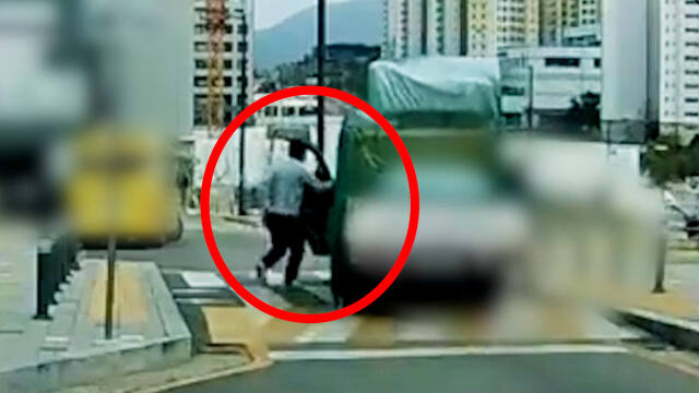 지난 4월 10일 오후 2시 50분경 경기 광주시 태전동에서 운전자 없이 비탈길을 돌진하듯 내려오는 트럭에 이희성씨가 운전석 문을 열고 올라타 멈춰 세우고 있다. 경기 광주경찰서 제공