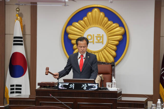 서과석 포천시의회 의장이 10일 열린 제179회 제1차 정례회에서 개회를 알리는 의사봉을 두드리고 있다. 포천시의회 제공