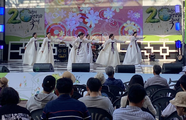 이천시가 2024 문화프로그램 경연대회에서 최우수상을 수상한 마장면 춤 사랑 무용반이 공연을 펼치고 있다. 이천시 제공
