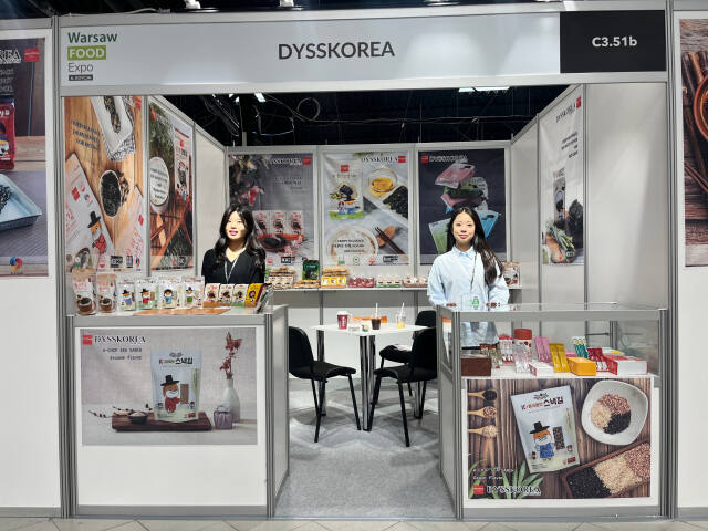 2024 폴란드 바르샤바 식품 박람회(WARSAW FOOD EXPO)에 참가한 인하대 GTEP 사업단 소속 학생들이 수출 상담 지원, 홍보 등을 펼치고 있다. 인하대 제공
