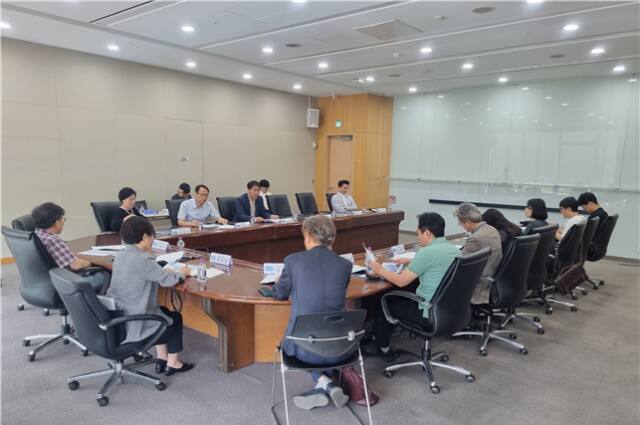 경기도가 10일 성남시청에서 성남 분당 시민협치위원회 20명과 간담회를 열고 재정비 방안, 지역 현안 등에 의견을 청취했다. 사진은 간담회 진행 모습. 경기도 제공