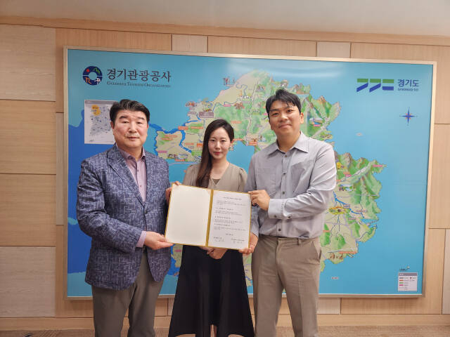 조원용 경기관광공사 사장이 10일 오전 수원시 공사 본사에서 조원용 사장과 노조위원장 등이 참석한 가운데 ‘육아응원 근무제’ 도입을 선포하는 ‘노사공동 선언식’을 갖고 기념촬영을 하고 있다. 경기관광공사 제공