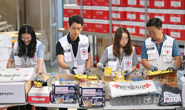 10일 인천 연수구 대한적십자사 인천지사에서 적십자사 관계자들이 여름철 풍수해 대비 긴급구호세트를 제작하고 있다. 조병석기자