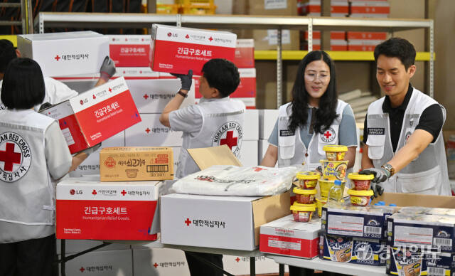 10일 인천 연수구 대한적십자사 인천지사에서 적십자사 관계자들이 여름철 풍수해 대비 긴급구호세트를 제작하고 있다. 조병석기자