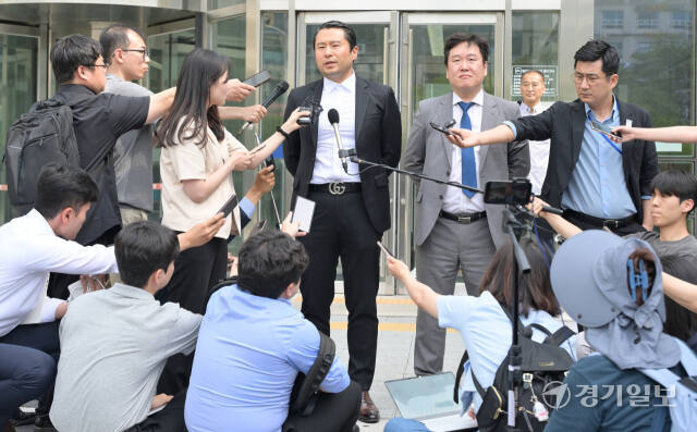 지난 7일 이화영 전 경기도 평화부지사의 1심 선고가 끝난 뒤 이화영 측 김현철 변호사가 취재진 앞에서 입장을 발표하고 있다. 홍기웅기자