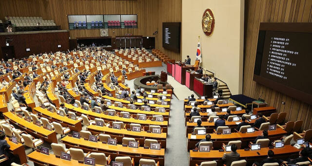 10일 국회 본회의장에 국민의힘 의원들의 자리가 비어있는 가운데 상임위원장 선출 안건이 상정되고 있다. 연합뉴스
