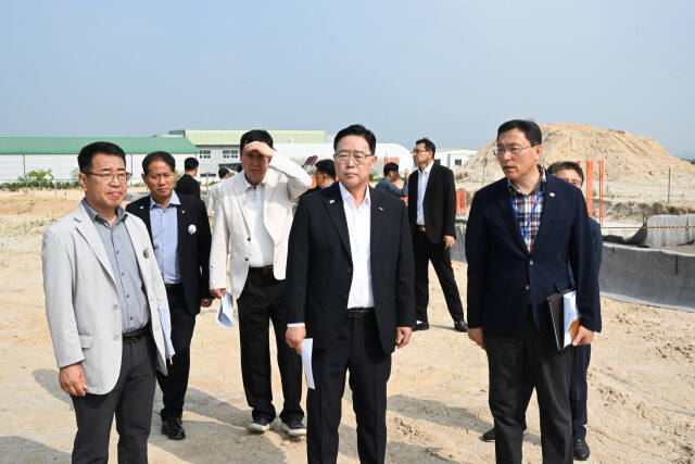 강수현 양주시장(가운데)이 11일 김화은 농업기술센터 소장(오른쪽) 등과 농업기술센터 신청사 건립부지를 둘러보고 있다. 양주시 제공
