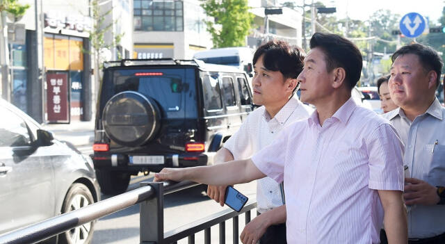 김동근 의정부시장이 의정부시 송산동 도로변에서 현장을 점검하고 있다. 의정부시 제공