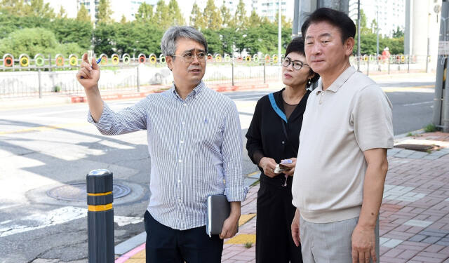 김동근 의정부시장이 의정부시 장암동 도로변에서 현장점검하고 있다. 의정부시 제공