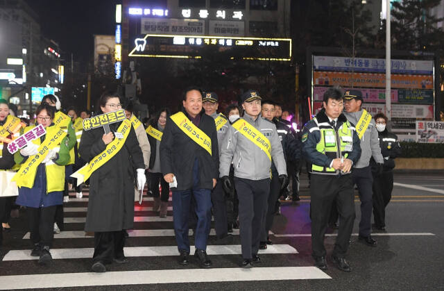 이권재 시장이 경찰, 시민 등과 함께 안심 귀갓길 합동순찰하는 모습. 오산시 제공