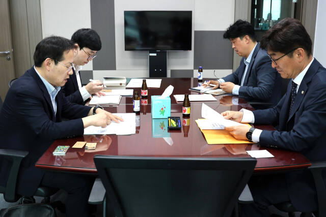 더불어민주당 안산병 박해철 국회의원이 교육부 관계자를 안산 원곡고의 자율형 공립고 2.0 선정에 관심을 당부했다. 박해철 의원 사무실 제공