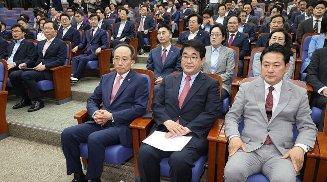 국민의힘 추경호 원내대표(앞줄 오른쪽 세번째)와 의원들이 11일 오전 국회에서 열린 의원총회에 참석하고 있다. 연합뉴스