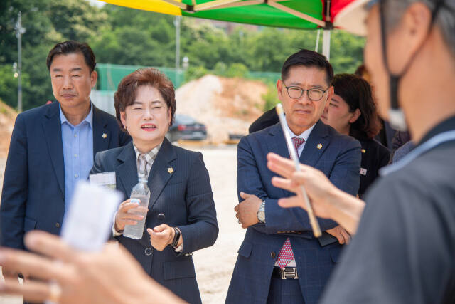여주시의회 행정사무감사특별위원회(위원장 이상숙 사진 중앙)과 박두형 ·경규명 의원(좌 우) 등이 SK하이닉스 용인반도체클러스터 산단 용수공급을 위해 여주시 세종대왕면 왕대리에 건립중인 남한강취수장공사현장을 지난 10일 방문해 현장 관계자의 설명을 청취하고 있다.유진동기자