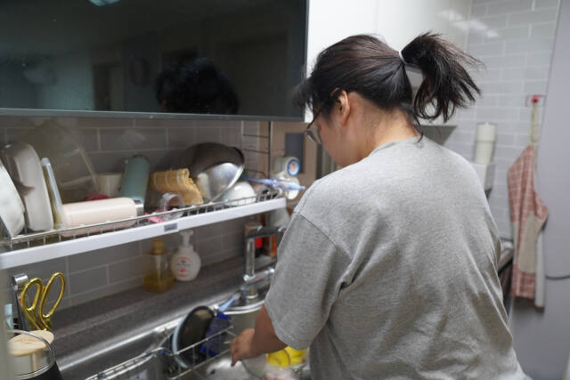 김포의 한 임대 아파트에서 김현주(가명·35·여)가 집안일을 하고 있다. 김씨는 경제활동이 불가능한 몸상태로 정부 보조금에 의지해 생계를 꾸리고 있다. 대한적십자사 제공
