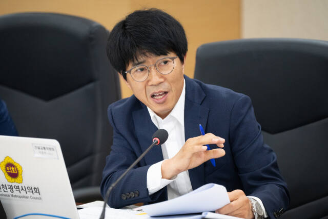 11일 열린 인천시의회 제295회 제1차 정례회 건설교통위원회에서 박종혁 시의원(더불어민주당·부평6) 재외동포웰컴센터 등에 대해 발언하고 있다. 인천시의회 제공