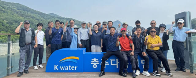 한국수자원공사 한강보관리단(단장 신창식)과 여주 남한강어촌계, 시 관계자 등 30여명이 참여한 가운데 수자원 보호를 위한 워터투어를 지난 10일 남한강 댐 시설에서 진행했다. 한국수자원공사 제고