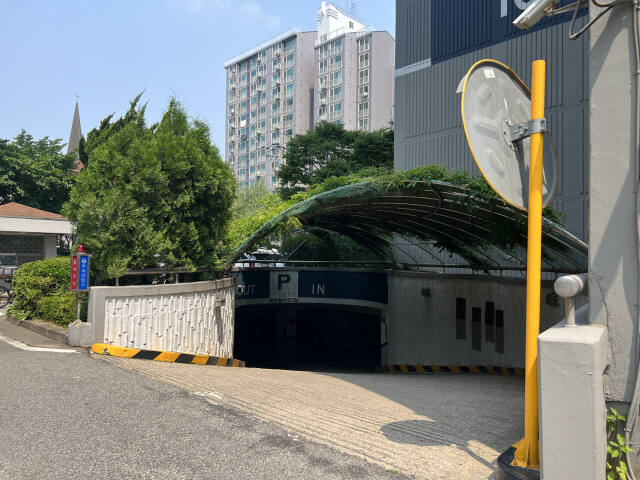 물막이판을 포함한 기본적인 침수 안전장치가 설치돼 있지 않은 의왕시 부곡동의 한 아파트 지하주차장. 박소민기자