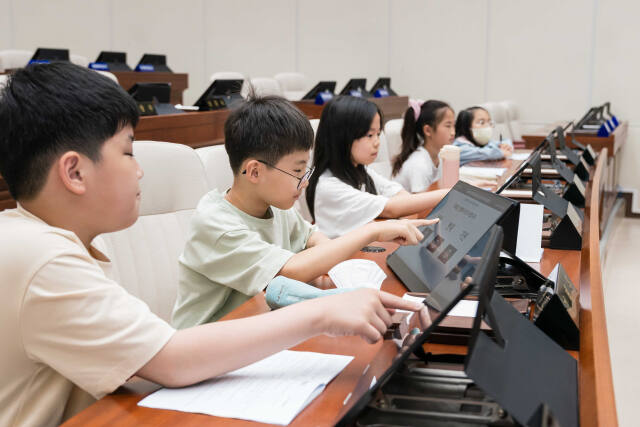 11일 용인특례시의회 본회의장에서 처인구 역북초등학교 학생들이 모의 의회 체험 활동을 진행하고 있다. 용인특례시의회 제공