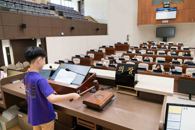 11일 용인특례시의회 본회의장에서 처인구 역북초등학교 학생들이 모의 의회 체험 활동을 진행하고 있다. 용인특례시의회 제공