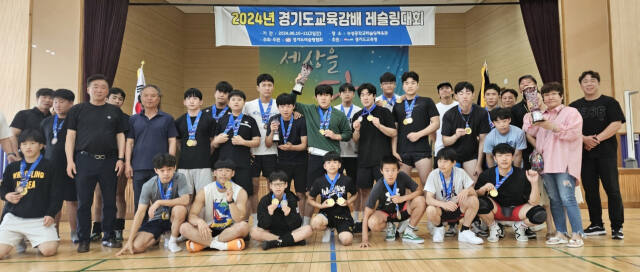 11일 수원 수성중 체육관서 열린 2024년 경기도교육감배 레슬링대회 입상 선수들이 기념촬영을 하고 있다. 경기도레슬링협회 제공
