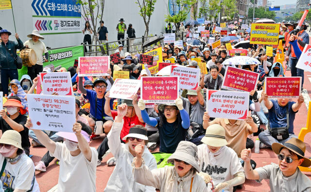 11일 오후 경기도청 북문 도로에서 열린 ‘장애인 탈시설 지원 조례 반대 집회’에서 경기지역 장애인 거주시설 이용자들이 조례안을 거부하는 구호를 외치고 있다. 윤원규기자