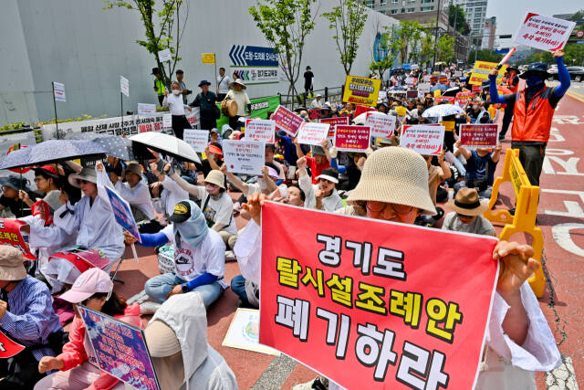 11일 오후 경기도청 북문 도로에서 열린 ‘장애인 탈시설 지원 조례 반대 집회’에서 경기지역 장애인 거주시설 이용자들이 조례안을 거부하는 구호를 외치고 있다. 윤원규기자